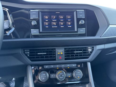 Certified 2024 Volkswagen Jetta SE w/ Panoramic Sunroof Package image 24