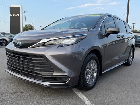 Used 2022 Toyota Sienna LE FWD image 3