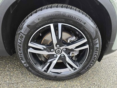 Used 2025 Volvo XC40 B5 Core image 9