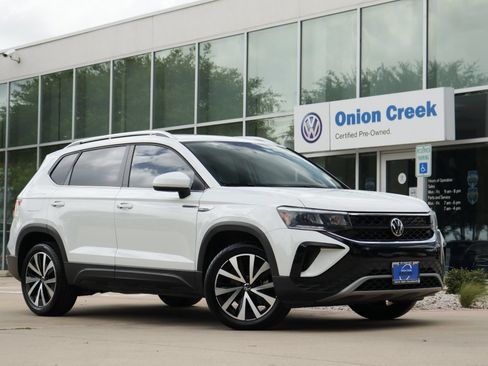 Certified 2022 Volkswagen Taos SE FWD image 1