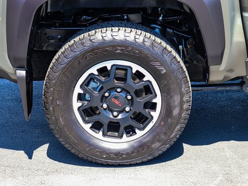 Certified 2025 Toyota Tacoma TRD Off-Road AWD/4WD image 9