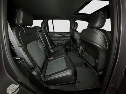 New 2025 Jeep Grand Cherokee Altitude image 31