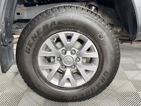 Used 2017 Toyota Tacoma SR5 w/ SR5 Appearance Package (SM) RWD image 30