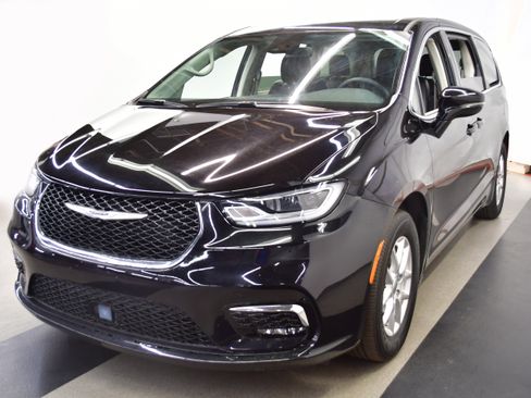 Used 2024 Chrysler Pacifica Touring-L FWD image 4