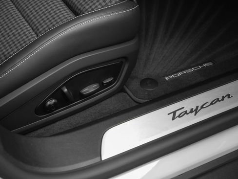 New 2025 Porsche Taycan image 22