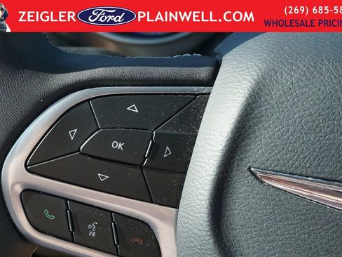 Used 2024 Chrysler Pacifica Touring-L FWD image 26