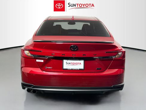 Used 2025 Toyota Camry SE FWD image 5