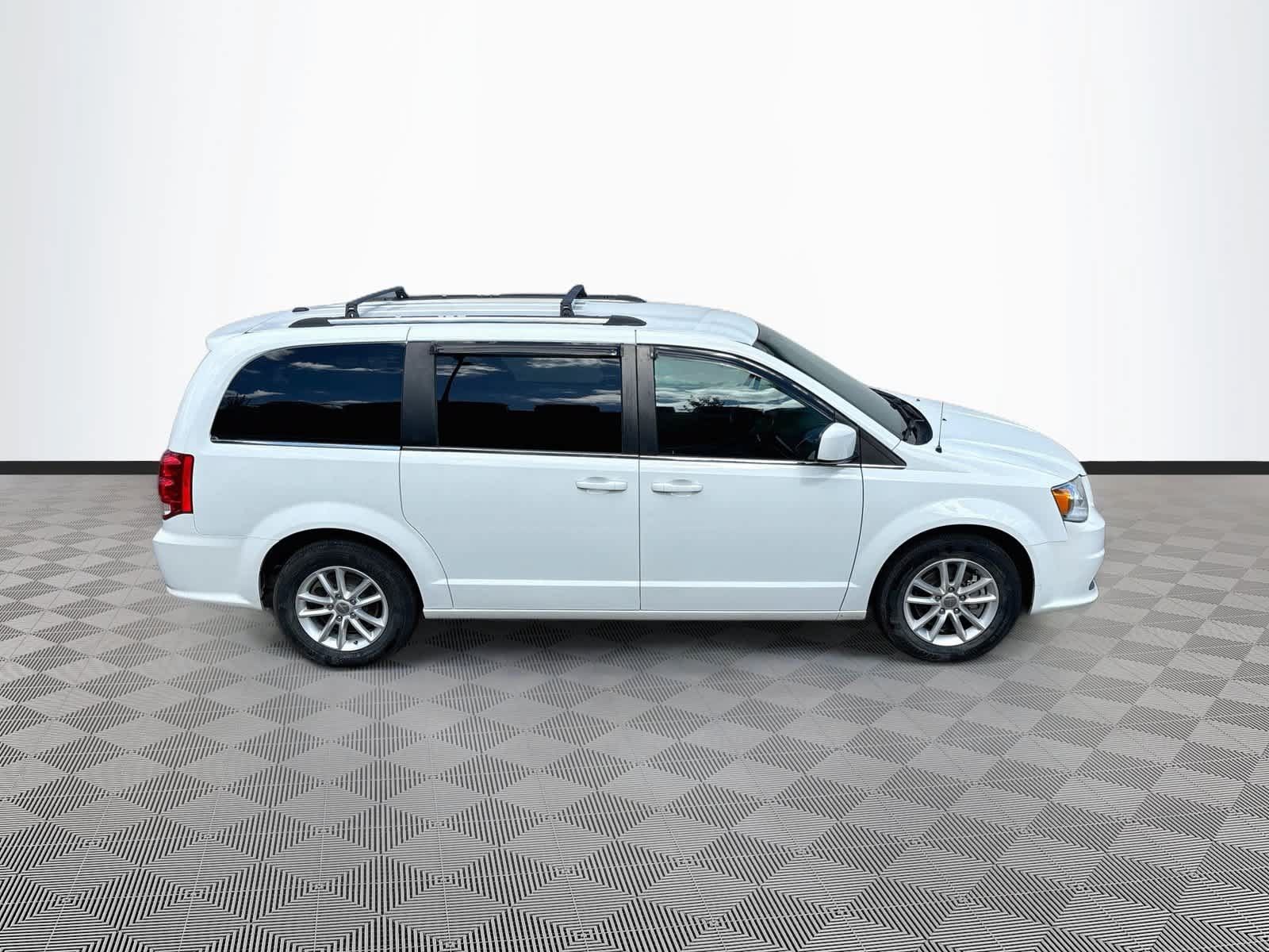 Used 2018 Dodge Grand Caravan SXT FWD image 4