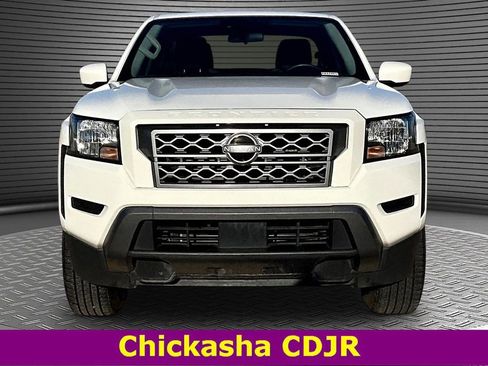 Used 2022 Nissan Frontier SV image 2