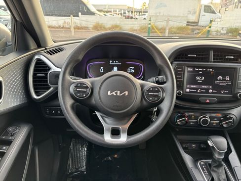 Used 2025 Kia Soul LX w/ LX Technology Package FWD image 32