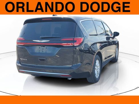 New 2026 Chrysler Pacifica Select image 3