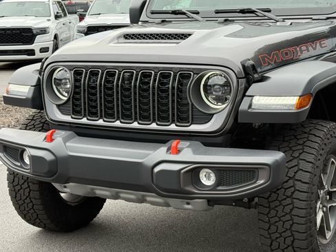 Used 2025 Jeep Gladiator Mojave w/ Convenience Group AWD/4WD image 9