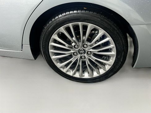 Used 2019 Toyota Avalon Limited image 11
