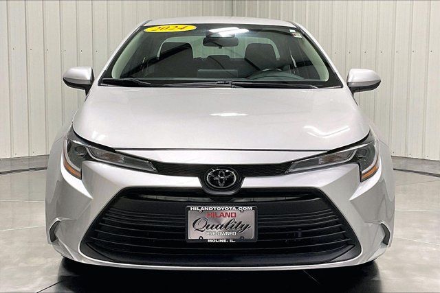 Used 2024 Toyota Corolla LE FWD image 2