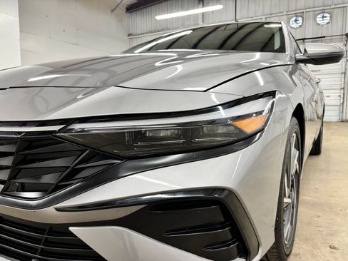 Certified 2025 Hyundai Elantra Limited FWD image 9