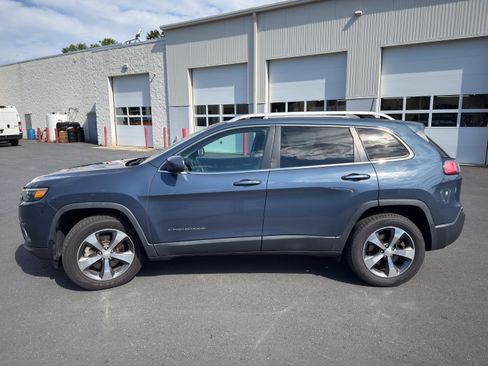 Used 2020 Jeep Renegade Latitude w/ Popular Equipment Group AWD/4WD image 3