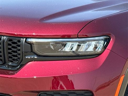 New 2025 Jeep Grand Cherokee Altitude image 4