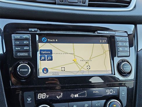 Used 2015 Nissan Rogue SV w/ SV Premium Package image 18