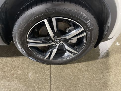 Used 2025 Volvo XC40 B5 Core image 13