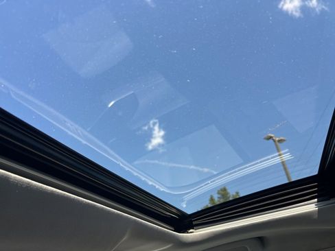 Used 2022 Toyota Highlander XLE image 17