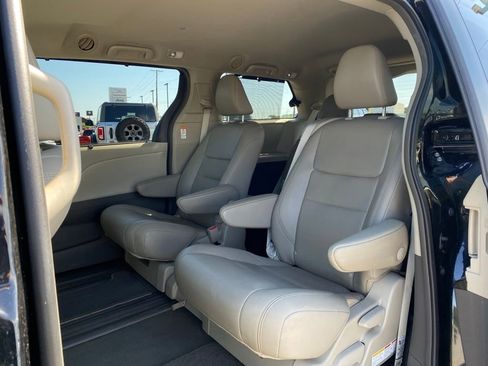 Used 2019 Toyota Sienna XLE FWD image 23