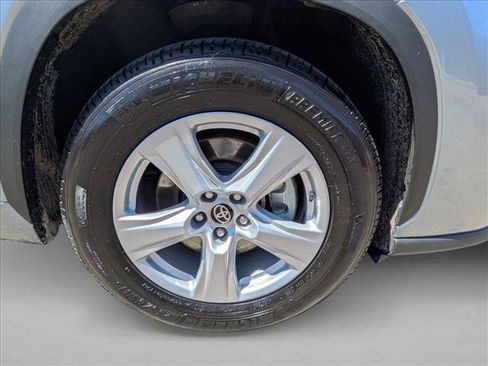 Used 2021 Toyota Highlander LE FWD image 24