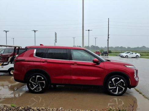 Used 2024 Mitsubishi Outlander AWD image 2