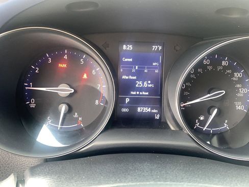 Used 2021 Toyota C-HR XLE image 6