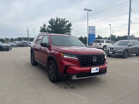Certified 2025 Honda Pilot TrailSport image 3