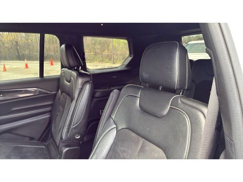 Used 2023 Jeep Grand Cherokee L Laredo image 7