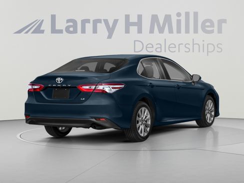 Certified 2018 Toyota Camry SE FWD image 2