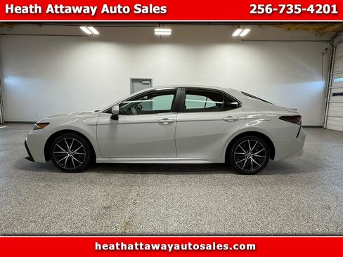 Used 2023 Toyota Camry SE image 1