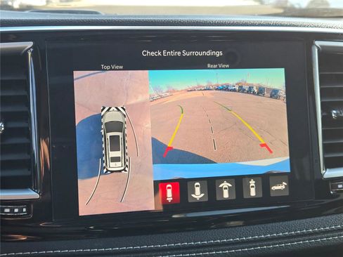 Used 2023 Chrysler Pacifica Limited w/ Uconnect Theater Family Group image 32