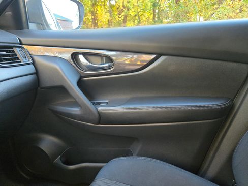 Used 2018 Nissan Rogue SV image 21