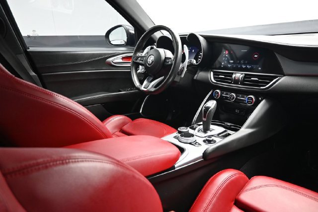 Used 2023 Alfa Romeo Giulia Veloce RWD image 18