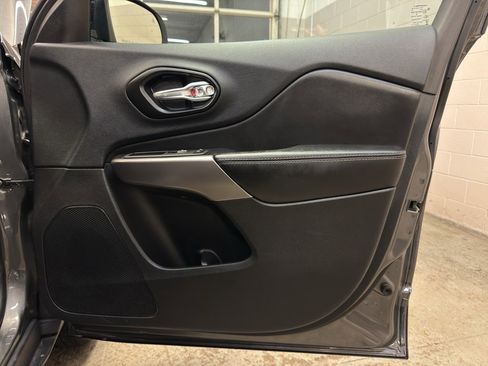 Used 2022 Jeep Cherokee Limited image 22