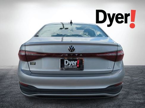 Used 2025 Volkswagen Jetta SE FWD image 4