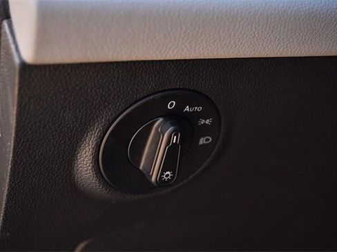 Certified 2022 Volkswagen Taos SE image 10