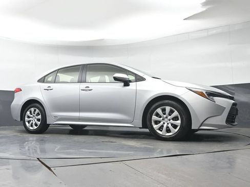 Used 2026 Toyota Corolla LE AWD/4WD image 32