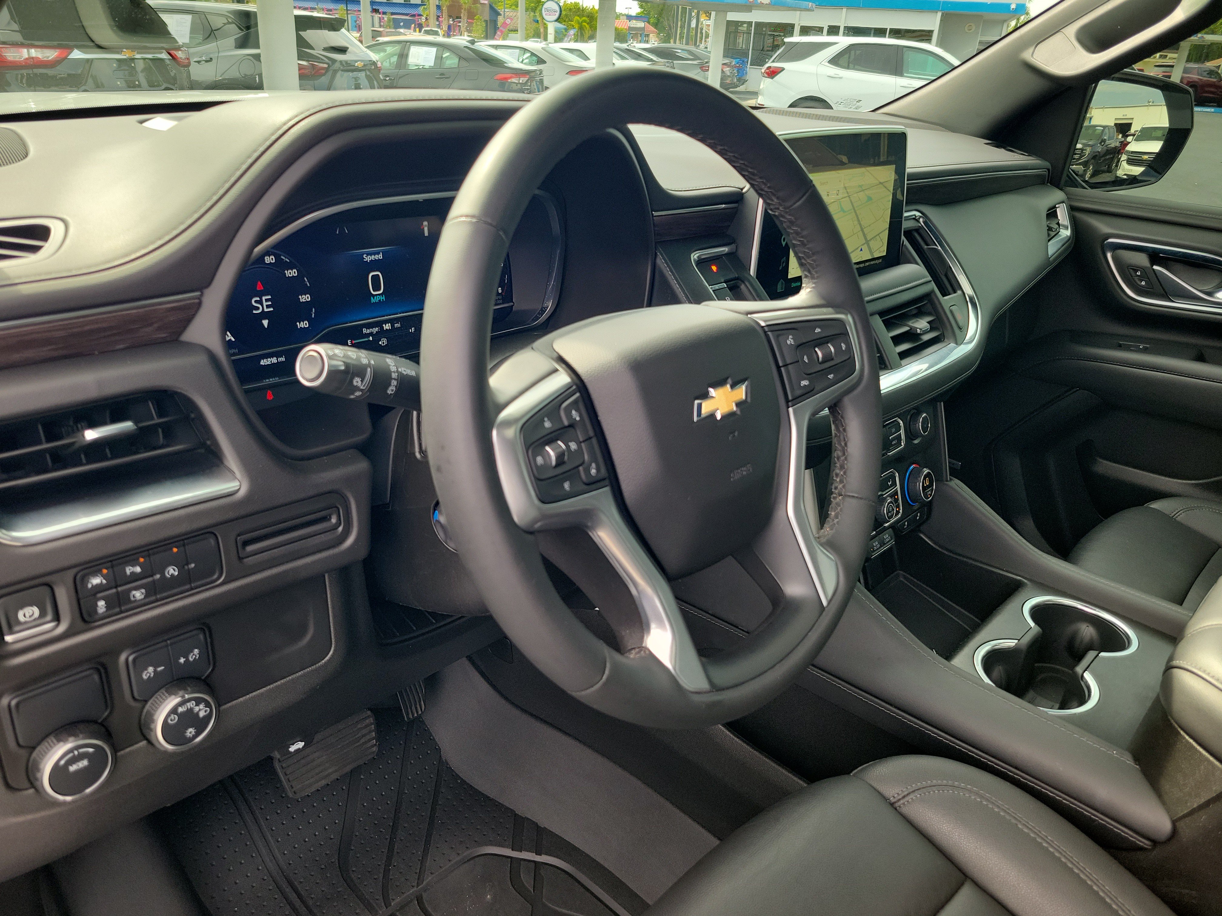 Used 2024 Chevrolet Suburban LT w/ Luxury Package RWD image 17