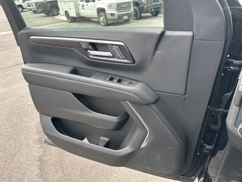 Used 2025 Chevrolet Suburban Z71 AWD/4WD image 20