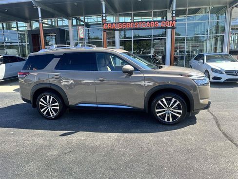 Used 2025 Nissan Pathfinder Platinum FWD image 1