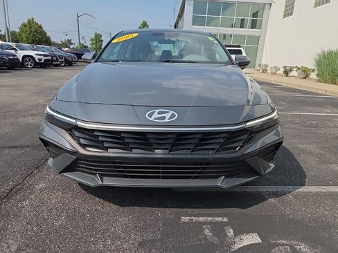 Used 2025 Hyundai Elantra Hybrid FWD image 3