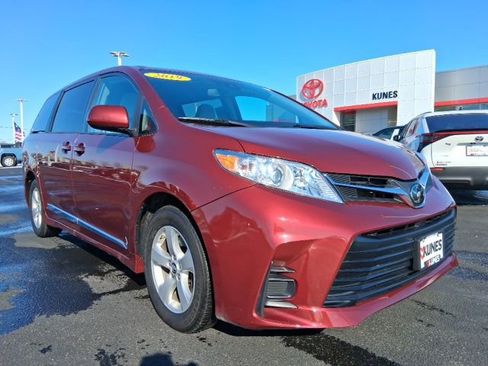 Used 2019 Toyota Sienna LE image 2