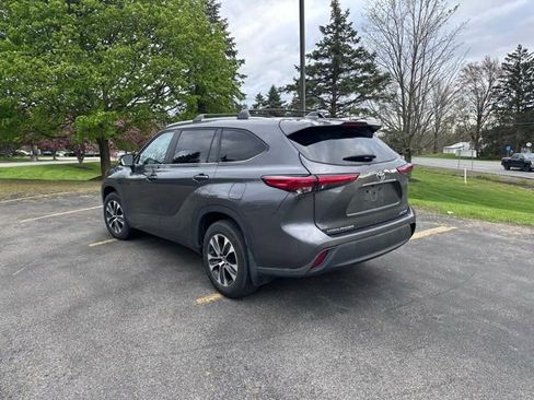 Used 2023 Toyota Highlander XLE AWD/4WD image 5
