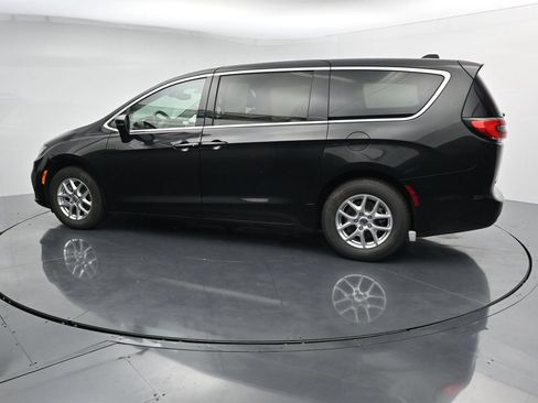 Used 2023 Chrysler Pacifica Touring-L FWD image 5
