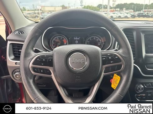 Used 2019 Jeep Cherokee Latitude w/ Popular Appearance Group FWD image 18