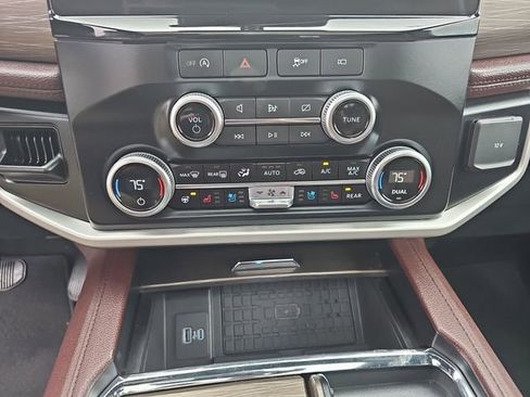 Used 2024 Ford Expedition Limited image 28