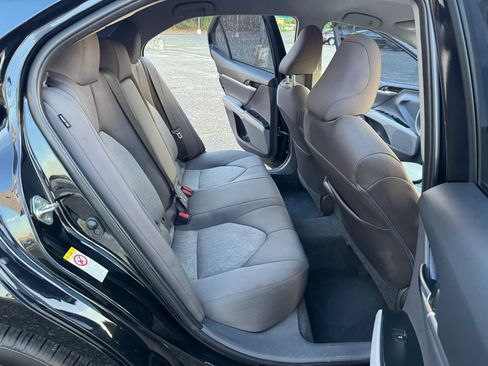 Used 2018 Toyota Camry LE FWD image 16