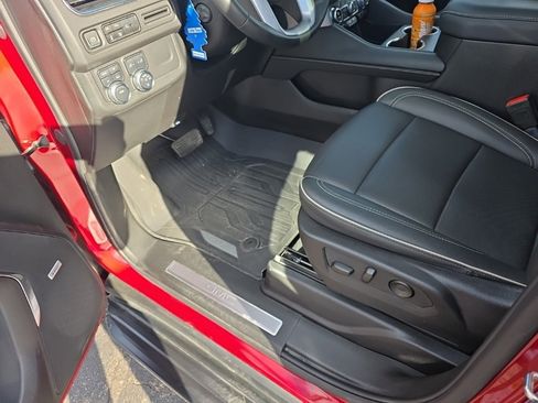 Used 2024 GMC Yukon SLT w/ SLT Luxury Package image 10